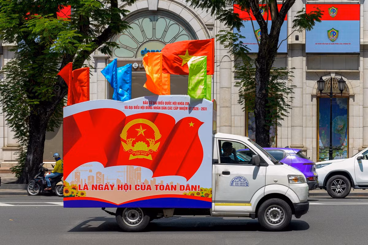 Trên nhiều tuyến phố, các xe cổ động tuyên truyền cũng xuất hiện, mang theo hệ thống loa phát thanh và bảng thông tin, truyền tải các nội dung chính thống và cần thiết về cuộc bầu cử sắp tới, góp phần đưa thông tin đến gần hơn với người dân.