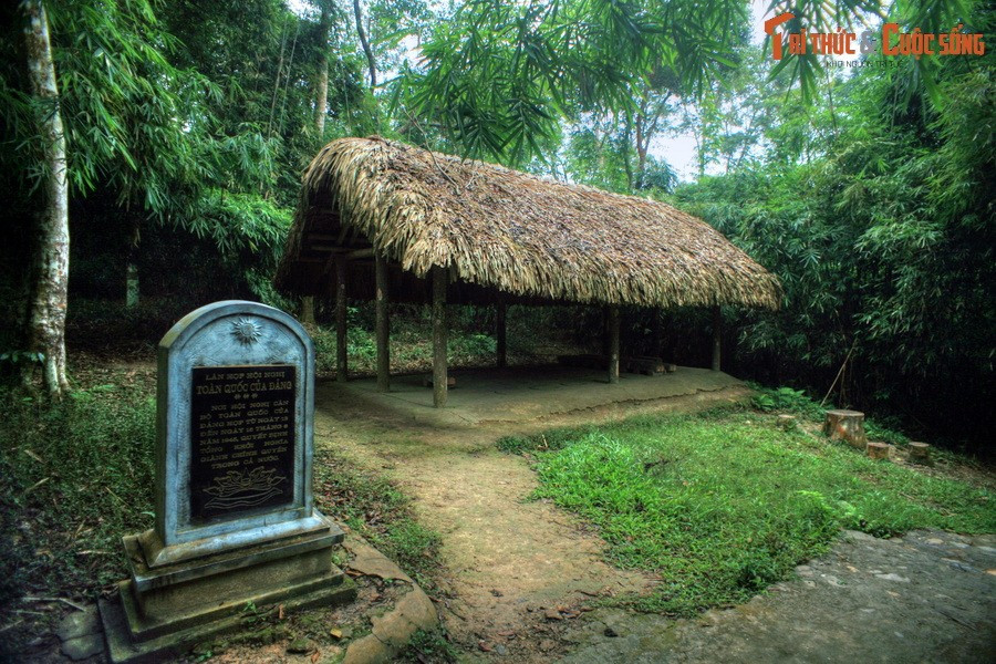 Cách căn lán của Bác Hồ không xa là lán họp Hội nghị Toàn quốc của Đảng từ ngày 13-15/8/1945. Hội nghị này đã thông qua quyết định tổng khởi nghĩa giành chính quyền trong cả nước.