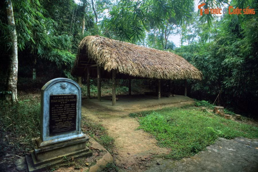 Cách căn lán của Bác Hồ không xa là lán họp Hội nghị Toàn quốc của Đảng từ ngày 13-15/8/1945. Hội nghị này đã thông qua quyết định tổng khởi nghĩa giành chính quyền trong cả nước.