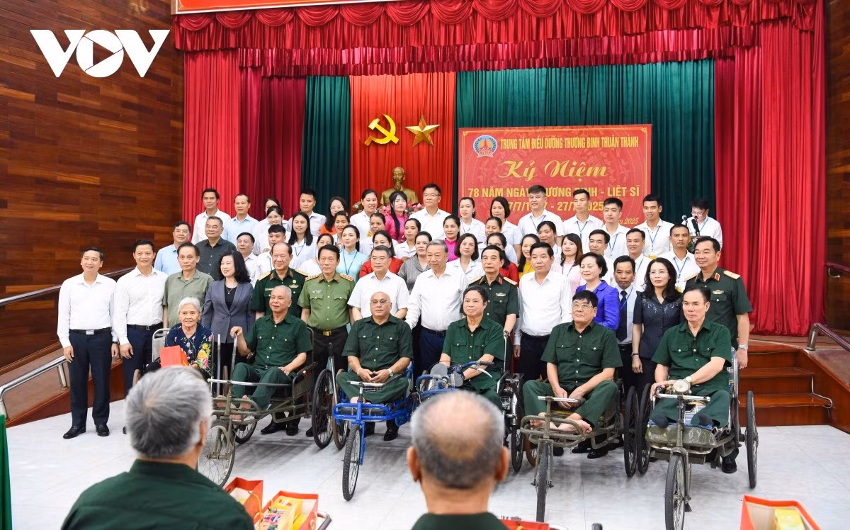 Tổng Bí thư Tô Lâm và đoàn công tác chụp ảnh lưu niệm với các thương bệnh binh.