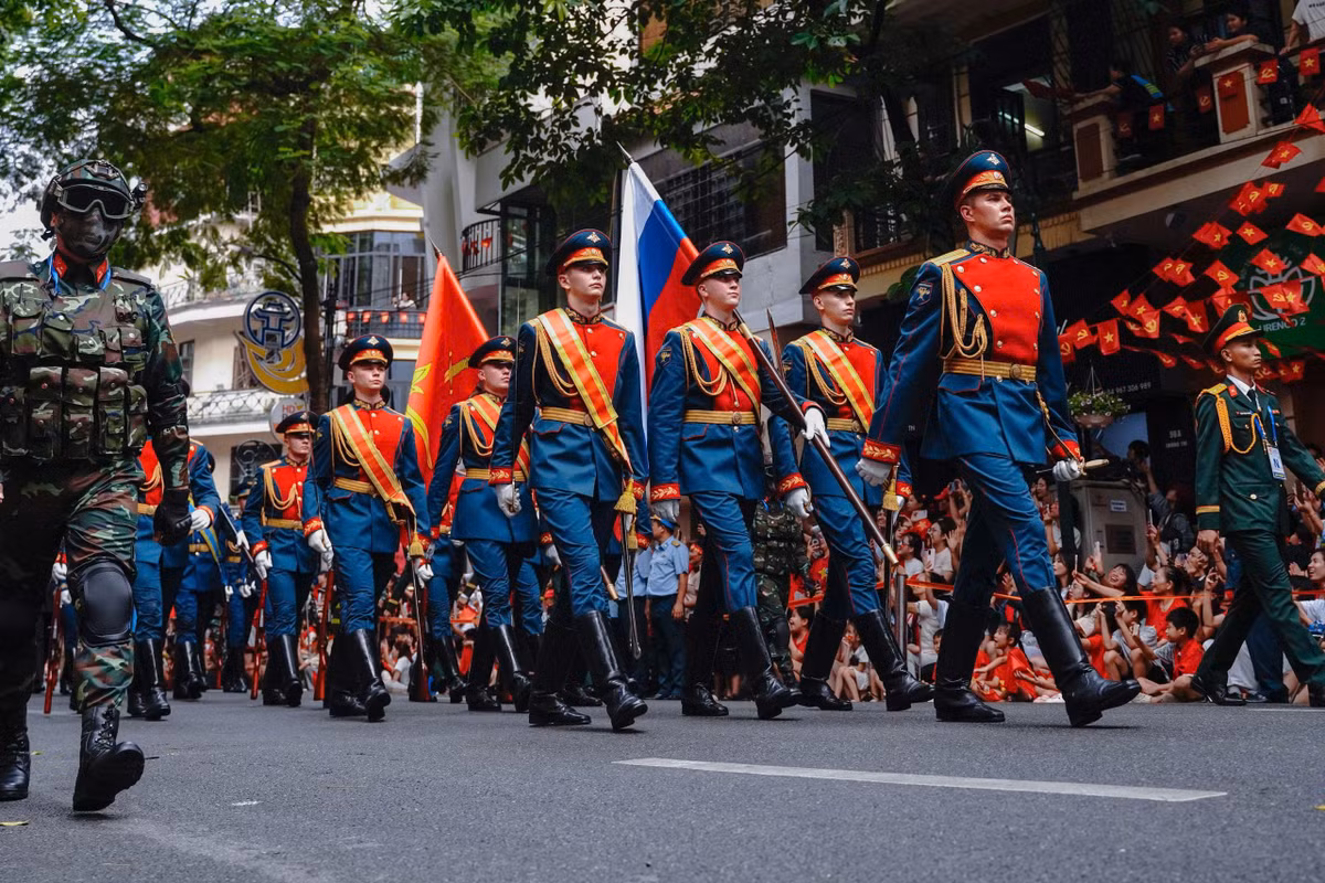 Đội hình tiêu binh danh dự là những quân nhân ưu tú, tuyển chọn từ nhiều vùng miền trên toàn nước Nga.