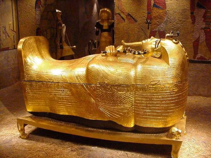  Nguyên nhân cái chết của Tutankhamun vẫn là bí ẩn. Nhiều giả thuyết cho rằng ông bị tai nạn, mắc bệnh di truyền hoặc thậm chí bị ám sát. Ảnh: Pinterest.