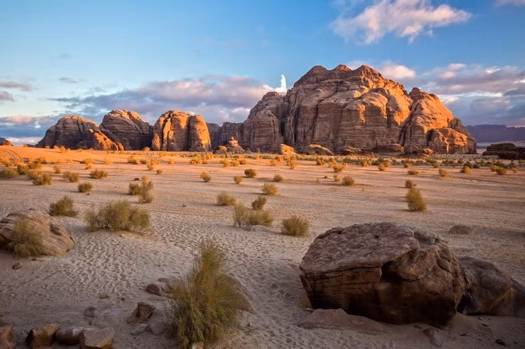  1. Sa mạc Wadi Rum còn được gọi là “Thung lũng Mặt Trăng”. Với cảnh quan đá sa thạch đỏ kỳ vĩ và địa hình lởm chởm như ngoài hành tinh, nơi đây được ví như bề mặt Mặt Trăng. Ảnh: Pinterest.
