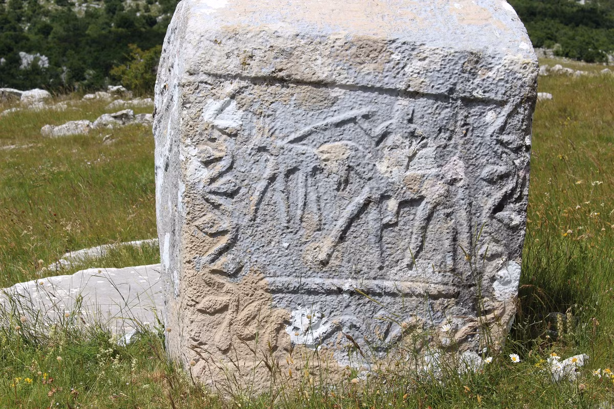  Niên đại từ thế kỷ 12–16. Các bia mộ Stećci được tạo ra trong thời Trung cổ, phản ánh một giai đoạn lịch sử đặc biệt của khu vực Balkan. Ảnh: Pinterest.