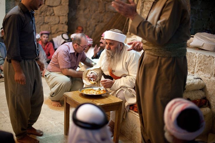  Từng trải qua nhiều cuộc bách hại. Trong lịch sử, người Yazidi nhiều lần trở thành mục tiêu đàn áp vì khác biệt tôn giáo. Đặc biệt năm 2014, cộng đồng này bị tổ chức IS tấn công tại Sinjar, gây ra thảm kịch nhân đạo nghiêm trọng với hàng nghìn người thiệt mạng và bị bắt giữ. Ảnh: Pinterest.