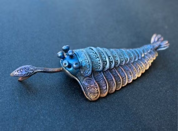  8. Là biểu tượng cho sự đa dạng sinh học thời Cambri. Opabinia được xem như một ví dụ nổi bật về sự đa dạng sinh vật chưa từng thấy vào kỷ Cambri – thời kỳ bùng nổ của sự sống đa bào phức tạp trên Trái Đất. Ảnh: Pinterest.