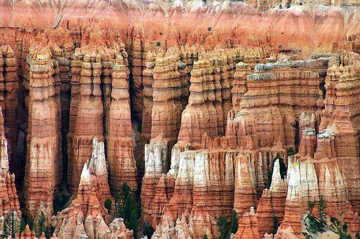  Nổi tiếng với hàng ngàn cột đá hoodoo. Các cột đá hình tháp được tạo bởi mưa, băng và gió, tạo nên cảnh quan vô cùng ấn tượng. Ảnh: Pinterest.