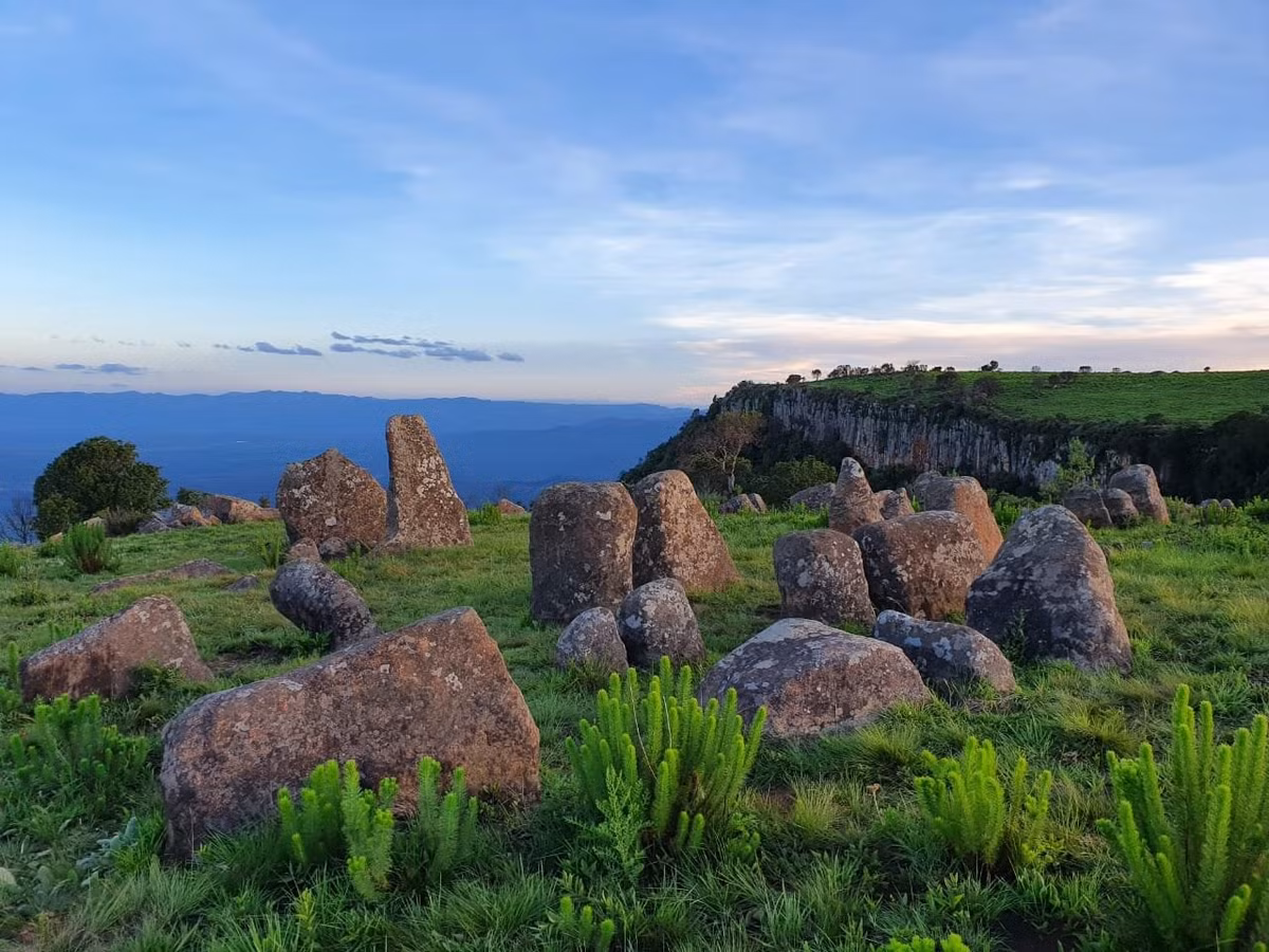  Được sắp xếp theo chuyển động Mặt Trời. Các khối đá được bố trí sao cho đánh dấu chính xác các điểm xuân phân, hạ chí và đông chí. Ảnh: tripadvisor.com.