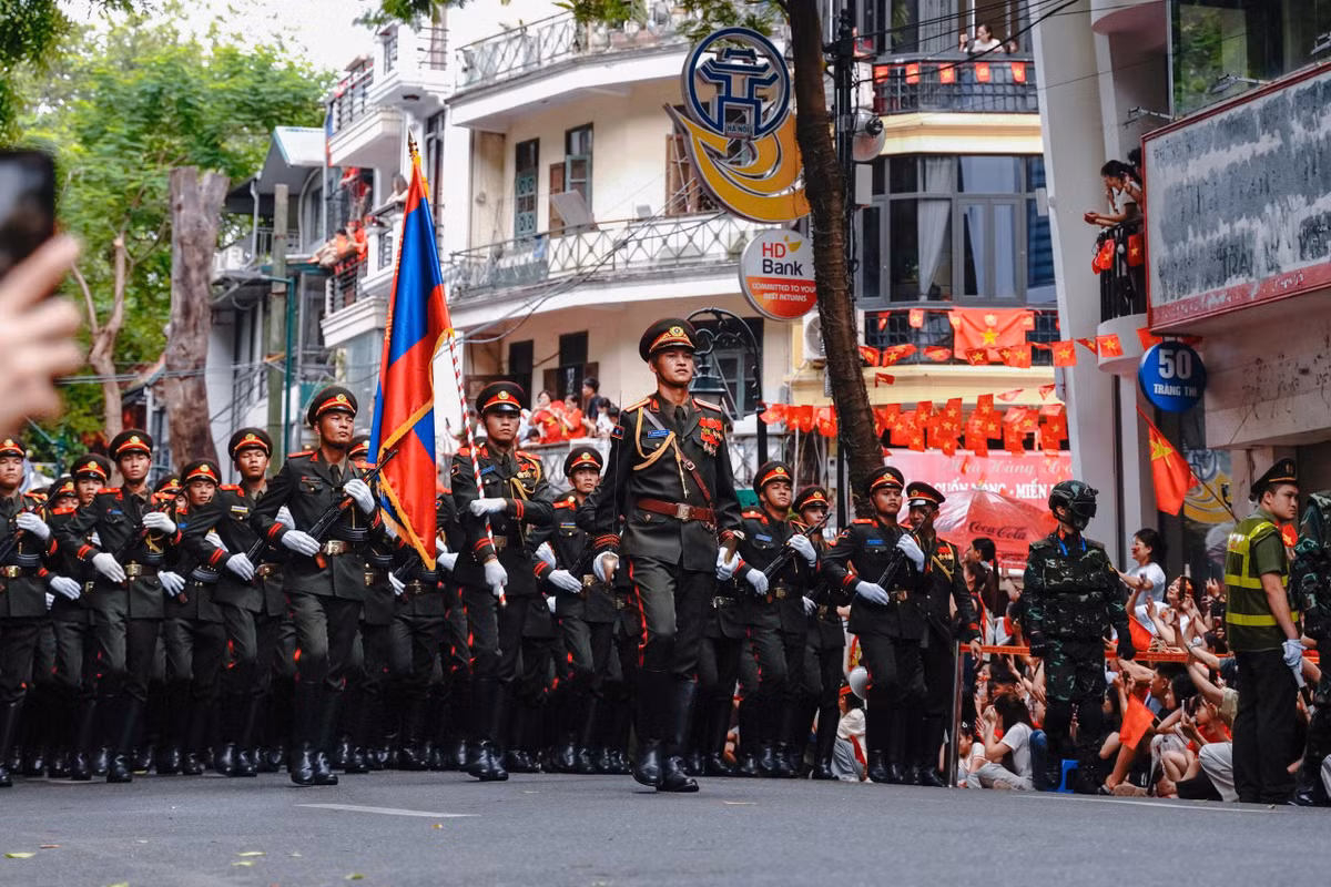 Khối Quân đội nhân dân Lào nhận được cảm tình đặc biệt của người dân khi tham gia Lễ diễu binh, diễu hành.