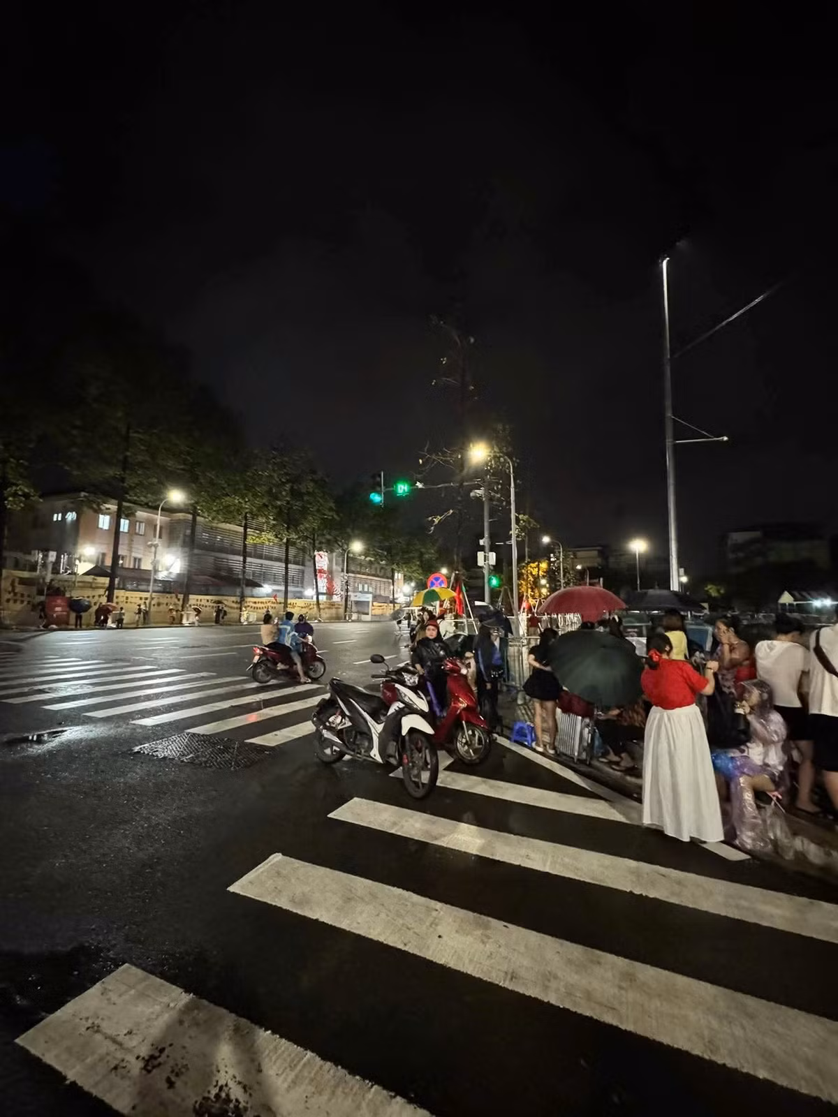 Bất chấp những cơn mưa do ảnh hưởng của cơn bão số 5, hàng ngàn người dân vẫn kiên trì bám trụ, xếp thành những hàng dài trên các tuyến phố dẫn về khu vực Quảng trường Ba Đình, nóng lòng chờ đợi được chứng kiến buổi sơ duyệt của các lực lượng vũ trang cho Lễ diễu binh, diễu hành Kỷ niệm 80 năm Cách mạng Tháng Tám thành công và Quốc khánh 2/9 (nhiệm vụ A80).