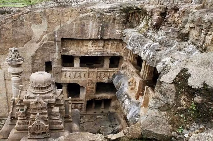  Ellora là minh chứng cho sự hòa hợp tôn giáo. Ba hệ tín ngưỡng cùng tồn tại hòa bình, chia sẻ cùng một không gian linh thiêng, một hiện tượng hiếm có trong lịch sử văn minh nhân loại. Ảnh: Pinterest.