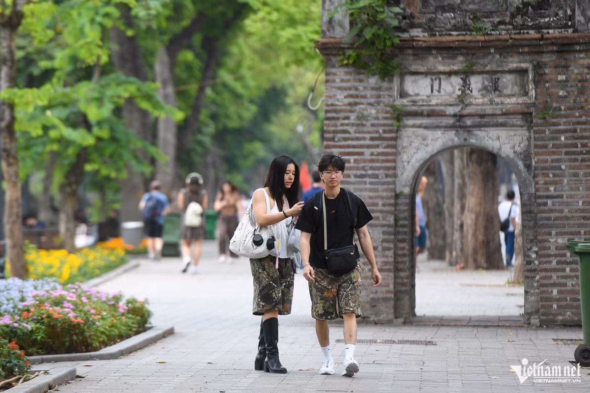 Thời gian gần đây, nhờ sự tăng cường xử lý các vi phạm liên quan đến trật tự đô thị của lực lượng chức năng, tình trạng bán hàng rong, lấn chiếm vỉa hè tại các tuyến phố trung tâm Hà Nội đã giảm hẳn. Theo ghi nhận của phóng viên, xung quanh Hồ Gươm, hàng rong gần như biến mất, vỉa hè sạch sẽ, người dân thoải mái dạo chơi.