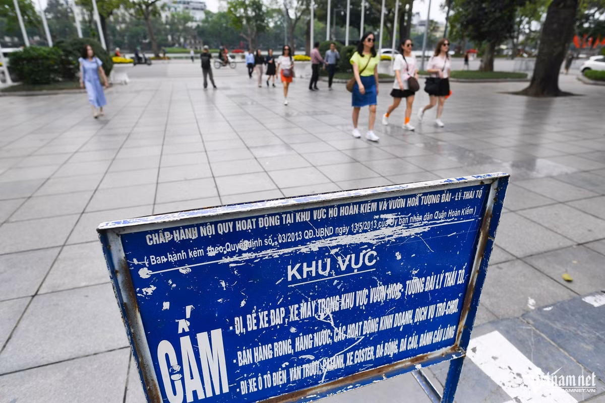 Khu vực sân chơi tại vườn hoa tượng đài Lý Thái Tổ trở nên rộng rãi, yên tĩnh khi không còn hàng rong và dịch vụ cho thuê xe điện đủ hình thù.