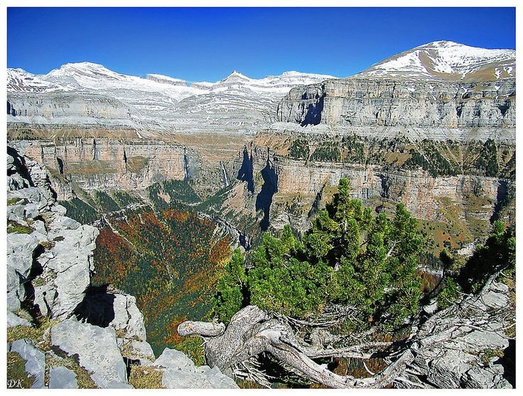  Dấu vết sông băng cổ còn rất rõ ràng. Nhiều thung lũng hình chữ U, đống băng tích (moraine) và hồ băng tích cho thấy Pyrénées – Mont Perdu từng chịu ảnh hưởng mạnh của băng hà. Những dấu tích này giúp các nhà khoa học nghiên cứu lịch sử khí hậu châu Âu. Ảnh: Pinterest.