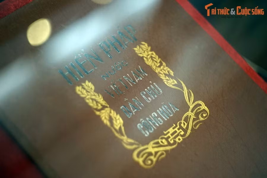 Bản Hiến pháp nước Việt Nam Dân chủ Cộng hòa được thông qua tại Kỳ họp thứ Hai, Quốc hội khóa I, ngày 9/11/1946. Hiến pháp đánh dấu sự cáo chung của nền thống trị ngoại bang, tuyên bố nước Việt Nam độc lập từ Bắc đến Nam, theo chế độ dân chủ nhân dân, quyền bính trong nước là của toàn thể nhân dân không phân biệt nòi giống, gái trai, giàu nghèo, giai cấp, tôn giáo; các quyền tự do dân chủ được đảm bảo…