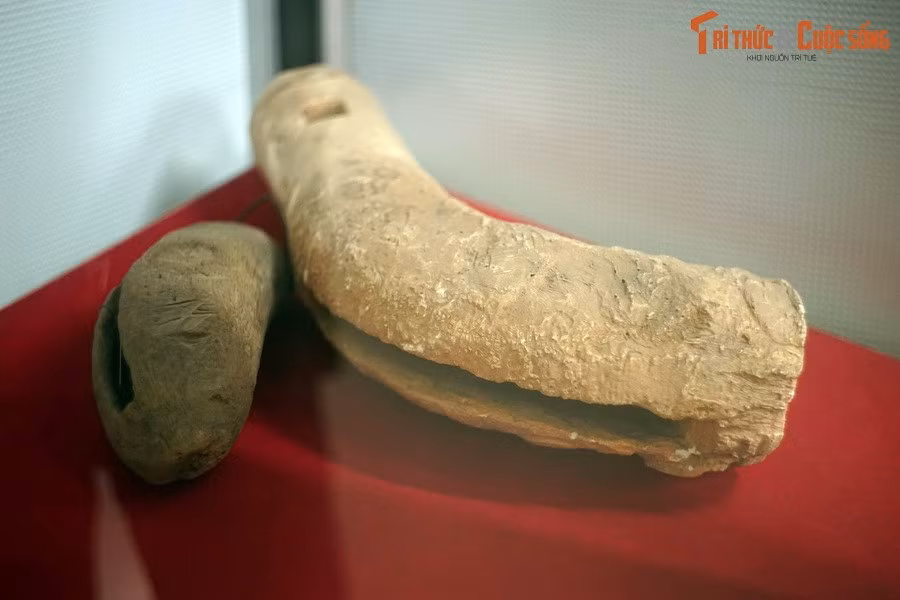 Mõ tre của nhân dân thôn Kiểu Trung, Thọ Lộc, Phúc Thọ, Sơn Tây (Hà Nội) dùng báo động khi quân Tưởng Giới Thạch đến cướp phá, 1946. Sau ngày độc lập, chủ quyền đất nước vẫn phải đối diện với nhiều thách thức lớn. Trong bối cảnh mới, một cuộc đấu tranh trường kỳ bắt đầu...