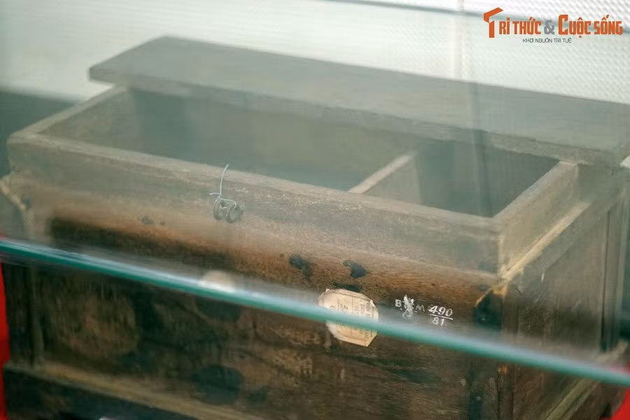 Hòm phiếu dùng trong ngày bầu cử Đại biểu Quốc hội khóa 1 của nhân dân huyện Tuyên Hóa, tỉnh Quảng Bình, ngày 6/1/1946. Ngày 3/9/1945, trong phiên họp đầu tiên của Chính phủ lâm thời, Chủ tịch Hồ Chí Minh đã đề nghị Chính phủ “tổ chức càng sớm càng hay cuộc tổng tuyển cử với chế độ phổ thông đầu phiếu. Tất cả công dân trai gái mười tám tuổi đều có quyền ứng cử và bầu cử, không phân biệt giàu, nghèo, tôn giáo, dòng giống…”.