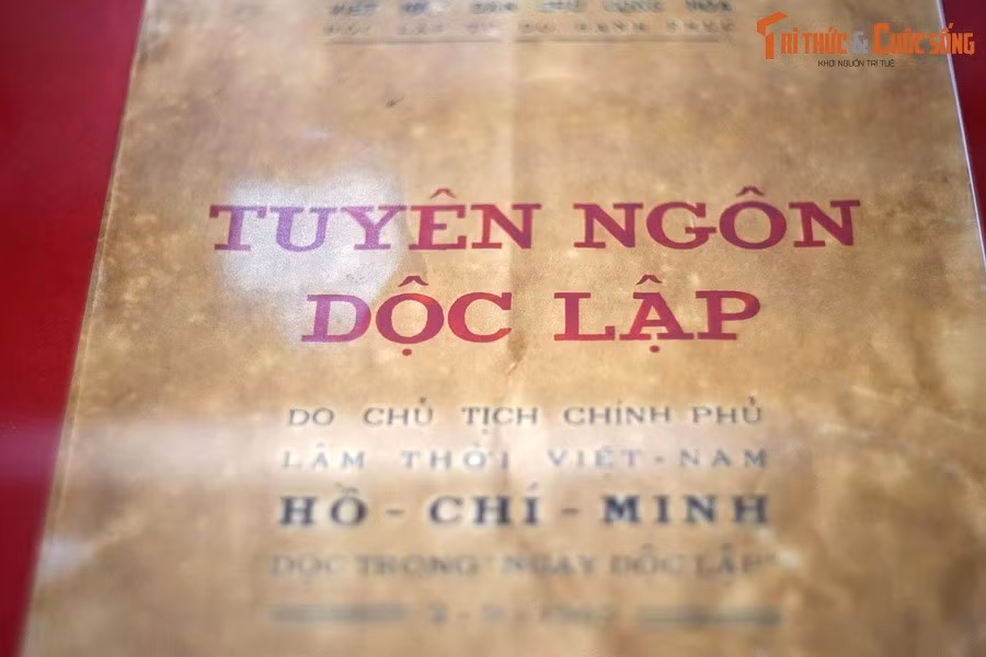 Bản in Tuyên ngôn Độc lập, văn bản tuyên bố với toàn thể nhân dân Việt Nam và bạn bè quốc tế về sự ra đời của nước Việt Nam độc lập. Bản tuyên ngôn khẳng định: "Toàn thể dân tộc Việt Nam quyết đem tất cả tinh thần và lực lượng, tính mạng và của cải để giữ vững quyền tự do, độc lập ấy!".