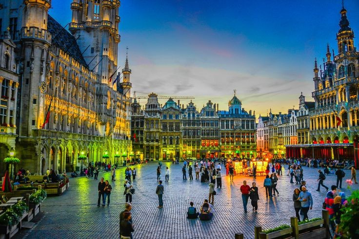  Trái tim lịch sử của Brussels. Grand-Place là quảng trường trung tâm của Brussels, Bỉ, hình thành từ thế kỷ 12 như một khu chợ sầm uất. Qua thời gian, nơi đây trở thành trung tâm chính trị, thương mại và văn hóa quan trọng nhất của thành phố. Ảnh: Pinterest.