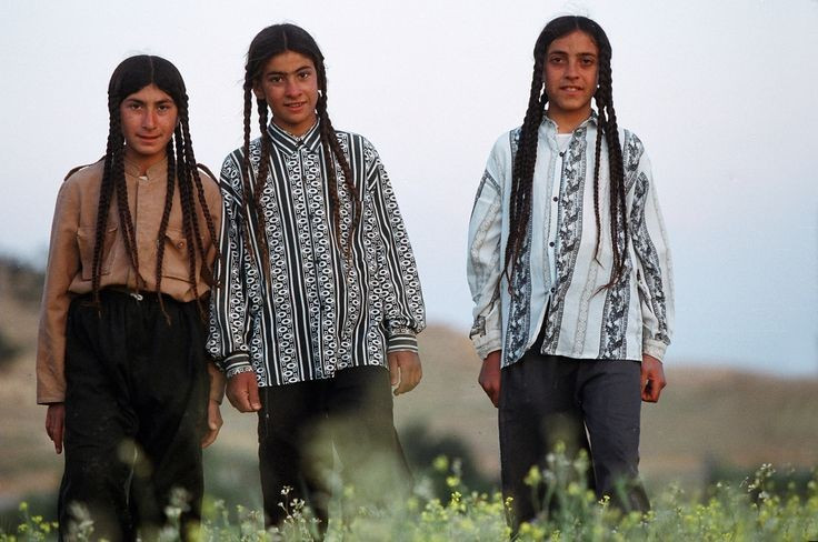  Sở hữu tôn giáo riêng biệt và cổ xưa. Người Yazidi theo một tôn giáo độc lập, kết hợp yếu tố của các truyền thống Lưỡng Hà cổ đại, Hồi giáo Sufi, Kitô giáo và Zoroastrian giáo. Đức tin của họ mang tính truyền khẩu, với nhiều thánh ca và câu chuyện được lưu giữ qua nhiều thế hệ thay vì ghi chép thành kinh sách hoàn chỉnh. Ảnh: Pinterest.