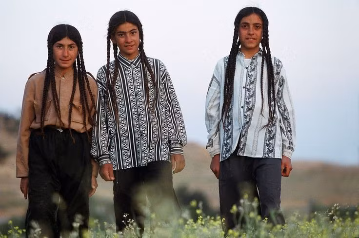  Sở hữu tôn giáo riêng biệt và cổ xưa. Người Yazidi theo một tôn giáo độc lập, kết hợp yếu tố của các truyền thống Lưỡng Hà cổ đại, Hồi giáo Sufi, Kitô giáo và Zoroastrian giáo. Đức tin của họ mang tính truyền khẩu, với nhiều thánh ca và câu chuyện được lưu giữ qua nhiều thế hệ thay vì ghi chép thành kinh sách hoàn chỉnh. Ảnh: Pinterest.