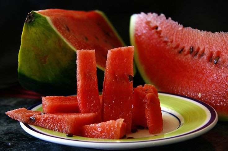 Màu đỏ của ruột quả mang lợi ích sức khỏe. Sắc đỏ đặc trưng của dưa hấu đến từ lycopene, một chất chống oxy hóa mạnh, có lợi cho tim mạch và giúp bảo vệ tế bào khỏi tổn thương. Ảnh: Pinterest.
