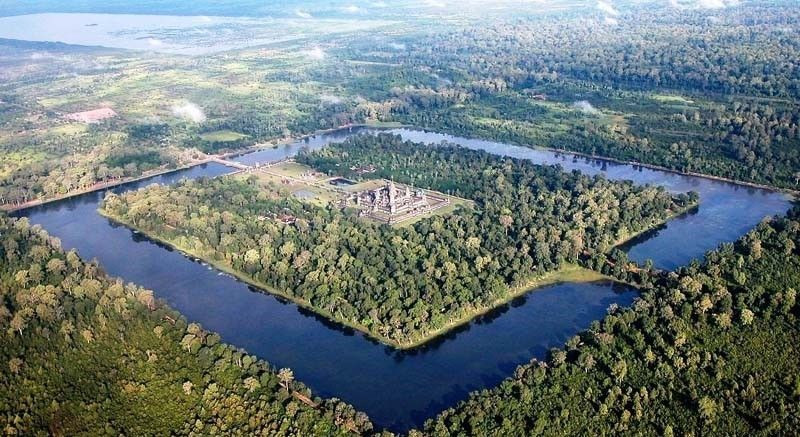 kết chặt với quy hoạch đô thị. Đền đài, khu dân cư và kênh rạch được bố trí hài hòa, phản ánh tư duy quy hoạch tổng thể hiếm thấy ở thế giới cổ đại. Ảnh: camerotaincambodia.wordpress.com.