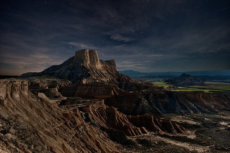  2. Nằm giữa một vùng đồng bằng trù phú. Khu vực này trải dài khoảng 42.000 ha, bằng diện tích một thành phố lớn, nằm giữa vùng đồng bằng xanh tươi của Navarre. Ảnh: Pinterest.