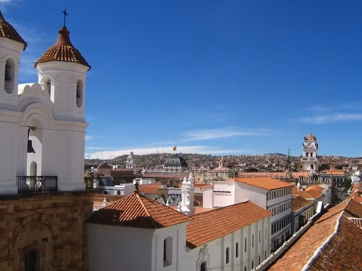  Khí hậu dễ chịu quanh năm. Nằm ở độ cao khoảng 2.800 mét so với mực nước biển, Sucre có khí hậu ôn hòa và dễ chịu hơn nhiều thành phố khác trên dãy Andes. Nhiệt độ thường mát mẻ, khiến nơi đây trở thành một điểm đến hấp dẫn cho du khách. Ảnh: Pinterest.