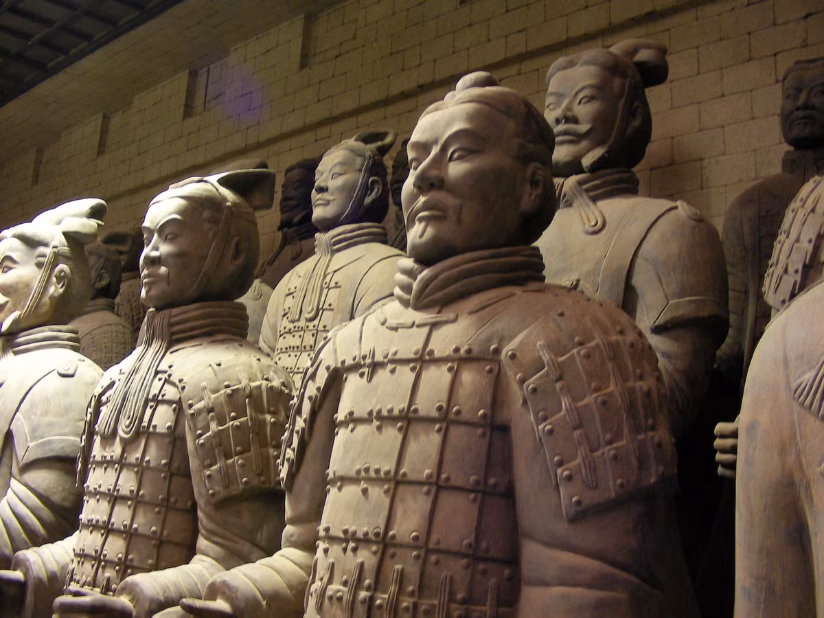  Xưởng chế tác quy mô chưa từng có. Các nhà khảo cổ ước tính có tới 700.000 lao động, thợ thủ công và nô lệ tham gia vào quá trình xây dựng lăng mộ và đội quân đất nung. Ảnh: Pinterest.