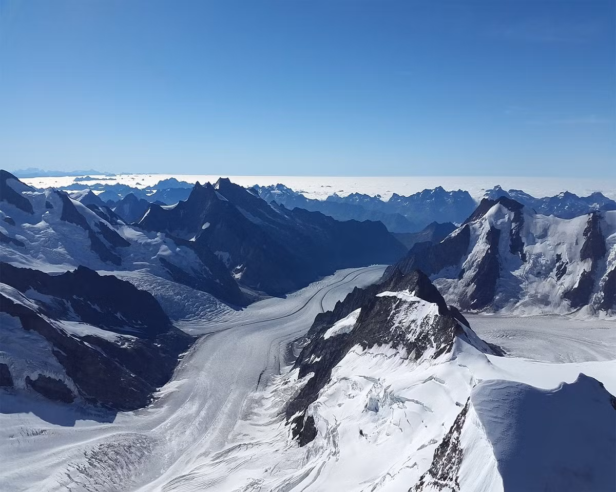  Phòng thí nghiệm tự nhiên về biến đổi khí hậu. Sự rút lui rõ rệt của các sông băng tại Jungfrau-Aletsch là minh chứng trực quan cho biến đổi khí hậu toàn cầu. Các nhà khoa học sử dụng khu vực này để nghiên cứu mối quan hệ giữa nhiệt độ, băng hà và hệ sinh thái núi cao. Ảnh: Pinterest.