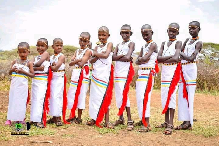  Cấu trúc xã hội dựa trên độ tuổi. Xã hội Samburu được tổ chức theo các nhóm tuổi, trong đó chiến binh trẻ giữ vai trò bảo vệ cộng đồng và chăn dắt gia súc. Mỗi giai đoạn tuổi đều đi kèm trách nhiệm và nghi lễ chuyển tiếp rõ ràng. Ảnh: Pinterest.