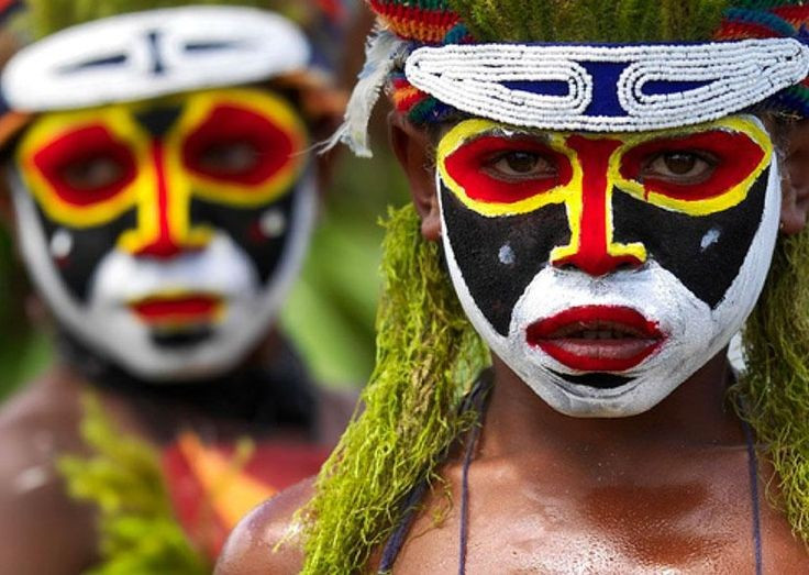  Nền văn hóa bộ lạc vẫn còn sống động. Nhiều cộng đồng Papua duy trì lối sống bộ lạc truyền thống, với nghi lễ trưởng thành, lễ hội mặt nạ, trang phục lông chim và sơn cơ thể mang ý nghĩa tâm linh sâu sắc. Ảnh: Pinterest.
