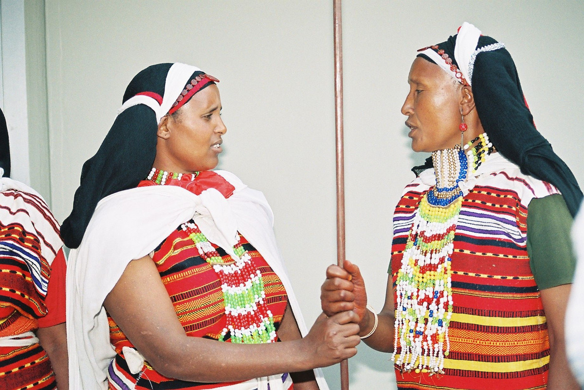  Trang phục truyền thống mang ý nghĩa biểu tượng. Trang phục Oromo thường có màu trắng chủ đạo, kết hợp hoa văn dệt thủ công, thể hiện sự thuần khiết, gắn bó cộng đồng và niềm tự hào dân tộc. Ảnh: Pinterest.