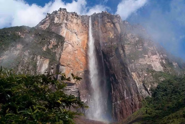  6. Là điểm đến mơ ước của dân phiêu lưu. Du khách thường phải di chuyển bằng máy bay cánh quạt nhỏ, đi cano xuyên rừng và đi bộ nhiều giờ để đến được khu vực quan sát thác. Ảnh: Pinterest.