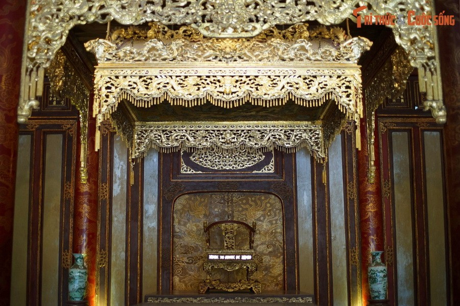 Người làm ngai là những những nghệ nhân xuất sắc nhất của đội thợ chuyên chế tác đồ dùng cho hoàng gia và triều đình.