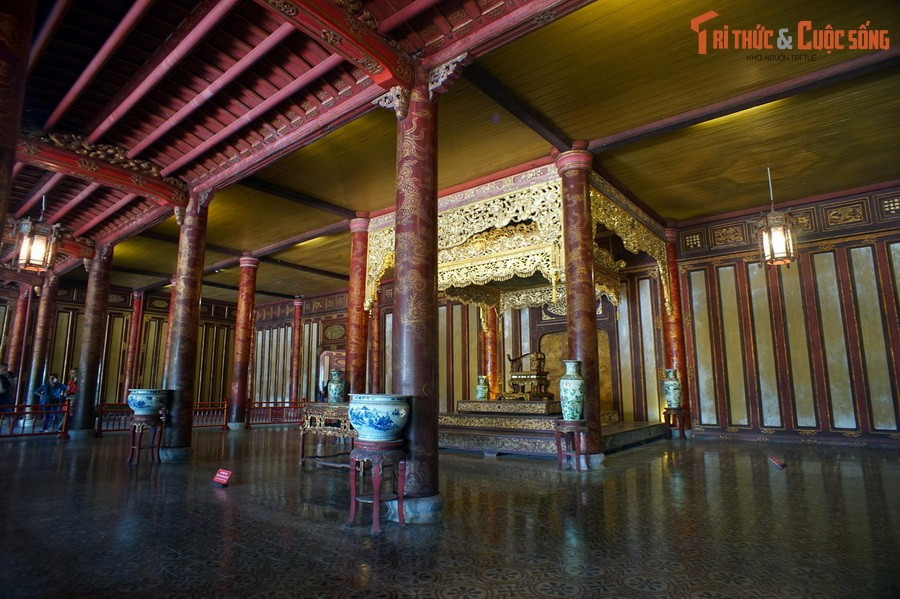 Theo nhà nghiên cứu Huế Phan Thuận An, vào những dịp lễ đăng quang, sinh nhật vua, đón tiếp sứ thần hay các buổi đại triều, nhà vua ngồi uy nghiêm trên ngai vàng đặt giữa điện Thái Hòa.