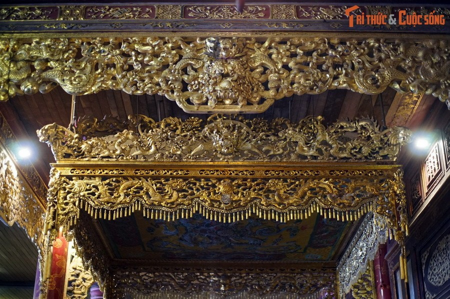 Ngai vàng nhà Nguyễn đã có một sự thay đổi vào thời vua Khải Định. Khi trùng tu lại điện Thái Hòa, vua cho làm lại bửu tán, chuyển từ chất liệu gấm lụa sang gỗ.