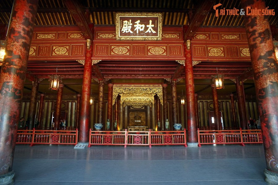 Chỉ có các quan tứ trụ và những hoàng thân quốc thích mới được diện kiến nhà vua bên trong điện. Các quan khác đứng sắp hàng ngang theo thứ tự ghi trên các phẩm sơn bằng đá nhỏ ở sân trước điện, theo nguyên tắc quan văn đứng bên trái, quan võ đứng bên phải.