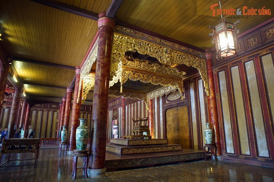 Là công trình quan trọng nhất trong khu vực Hoàng thành Huế, điện Thái Hòa là nơi đăng quang và trị vì đất nước của các vị vua nhà Nguyễn trong hơn 100 năm. Ngày nay, cung điện đặc biệt này vẫn còn lưu giữ ngai vàng, biểu tượng quyền lực của triều đại, được truyền qua 13 đời vua Nguyễn.