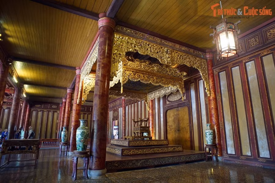 Là công trình quan trọng nhất trong khu vực Hoàng thành Huế, điện Thái Hòa là nơi đăng quang và trị vì đất nước của các vị vua nhà Nguyễn trong hơn 100 năm. Ngày nay, cung điện đặc biệt này vẫn còn lưu giữ ngai vàng, biểu tượng quyền lực của triều đại, được truyền qua 13 đời vua Nguyễn.