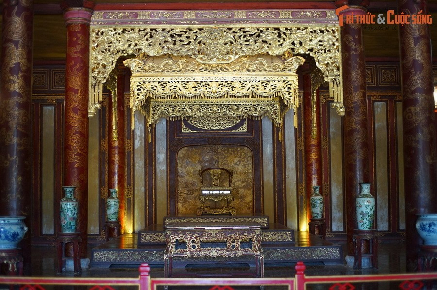 Phía trên ngai vàng có bửu tán gồm ba lớp, làm bằng gỗ thếp vàng lộng lẫy.