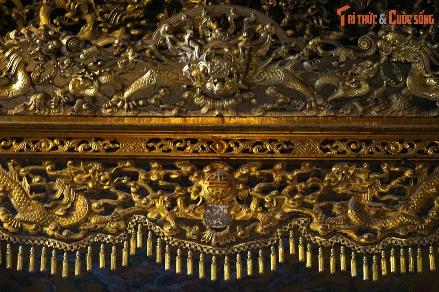 Cả ngai, bửu tán và bệ đều được chạm khắc hình tượng rồng, biểu trưng cho quyền lực của hoàng đế.