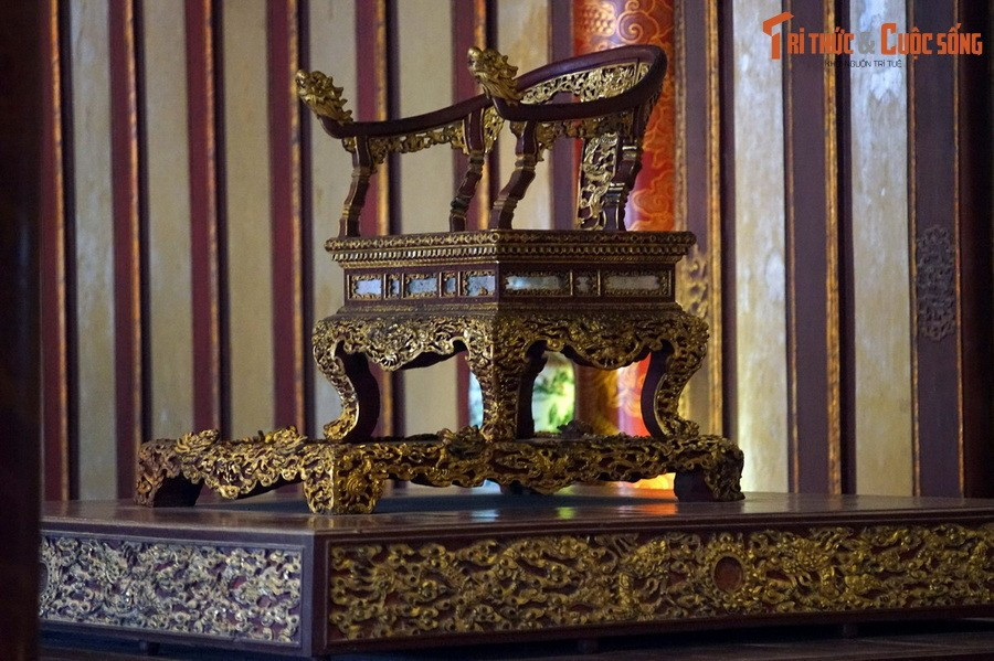 Ngai vàng của các vua nhà Nguyễn được làm bằng gỗ sơn son thiếp vàng, chạm khắc rất tinh xảo. Ngai cao 101 cm, rộng 72 cm, dài 87 cm. Phần đế dài 118 cm, rộng 90 cm, cao 20 cm.