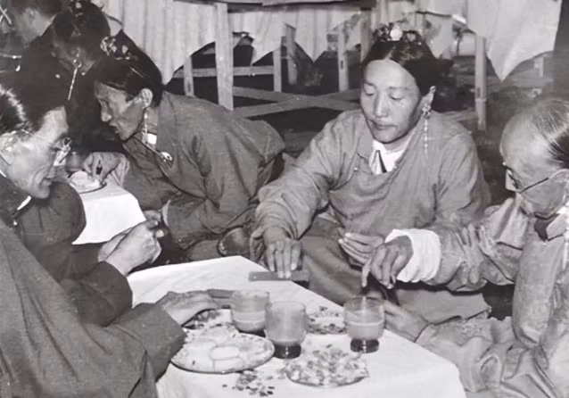 Khung cảnh đối lập của những quý tộc Tây Tạng xưa với người dân. (Ảnh: Sohu)