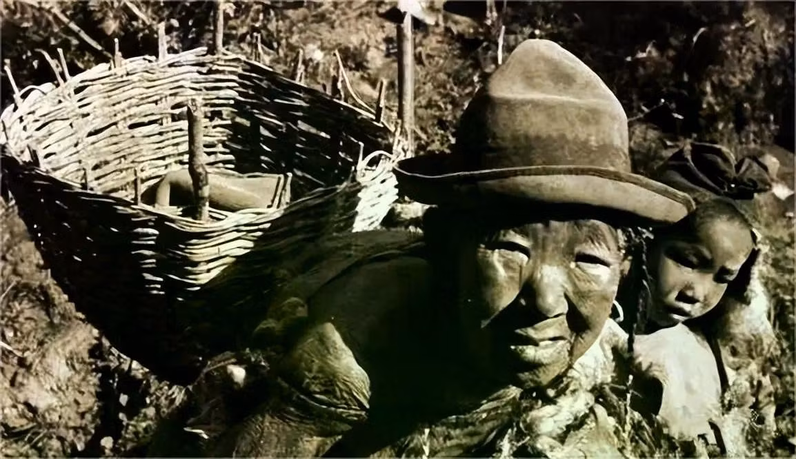 Công cụ sản xuất của người nông dân sử dụng khá thô sơ, khiến cuộc sống vốn đã nghèo nàn của họ càng thêm khó khăn. (Ảnh: Sohu)