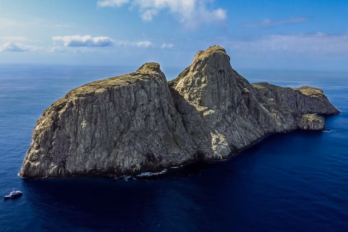  Được bảo vệ nghiêm ngặt khỏi hoạt động khai thác. Chính phủ Colombia đã thiết lập các quy định nghiêm ngặt nhằm hạn chế đánh bắt cá và kiểm soát hoạt động lặn biển quanh khu vực. Lực lượng hải quân và kiểm lâm thường xuyên tuần tra để ngăn chặn đánh bắt trái phép và bảo vệ nguồn tài nguyên biển. Ảnh: diveninjaexpeditions.com.