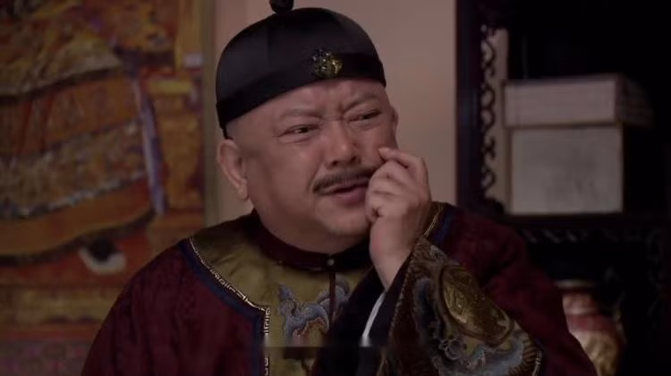 Hòa Thân luôn tìm mọi cách sách nhiễu, đòi hối lộ (ảnh từ phim truyền hình Trung Quốc).