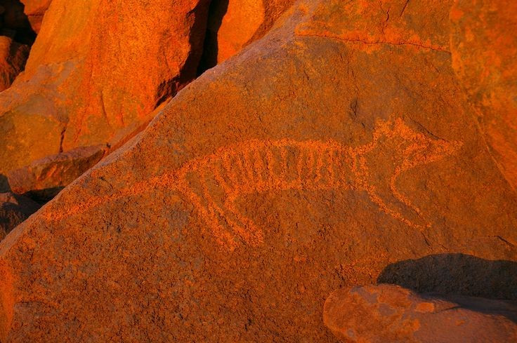  Chất liệu đá bazan giúp bảo tồn lâu dài. Các hình khắc được tạo trên đá núi lửa cứng, giúp chúng tồn tại qua hàng chục nghìn năm bất chấp thời tiết khắc nghiệt. Ảnh: Pinterest.