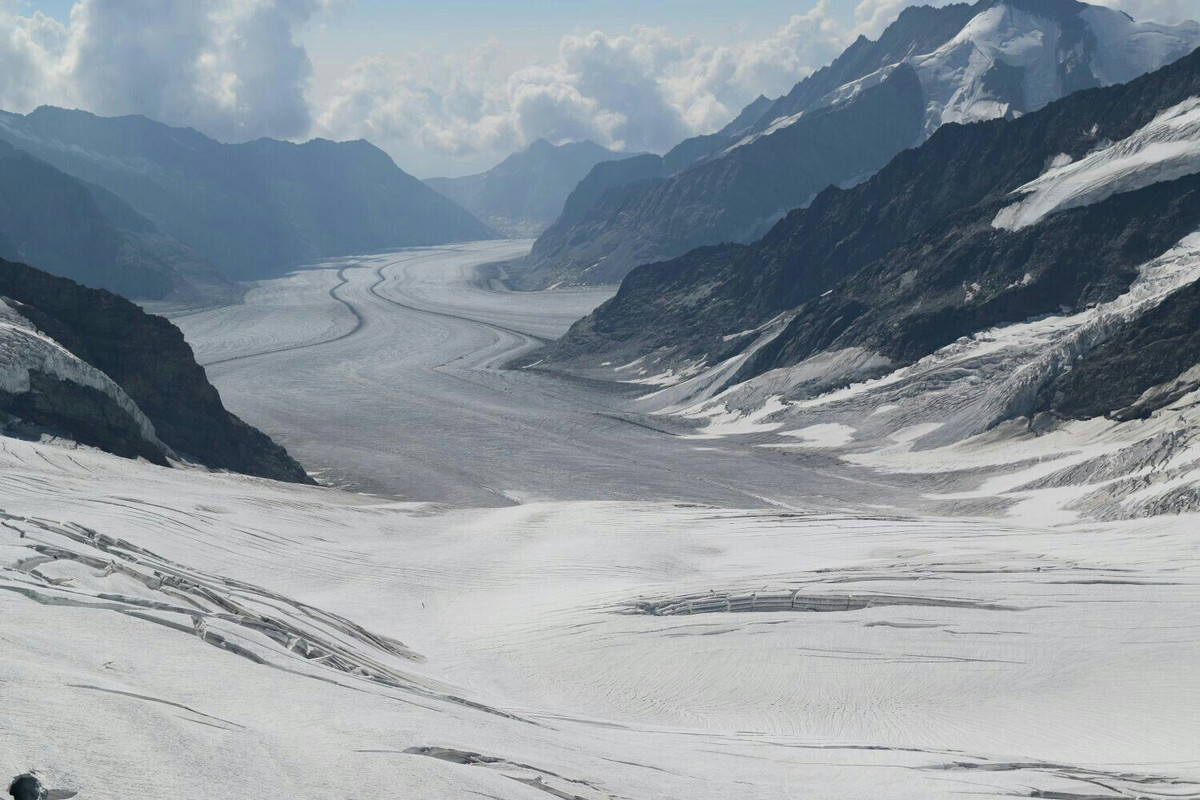  Khu vực sông băng lớn nhất dãy Alps. Jungfrau-Aletsch là nơi có sông băng Aletsch dài nhất Alps, kéo dài hơn 20 km. Khối băng khổng lồ này lưu giữ lượng nước ngọt quý giá và đóng vai trò quan trọng trong hệ thống thủy văn của Trung Âu. Ảnh: Pinterest.